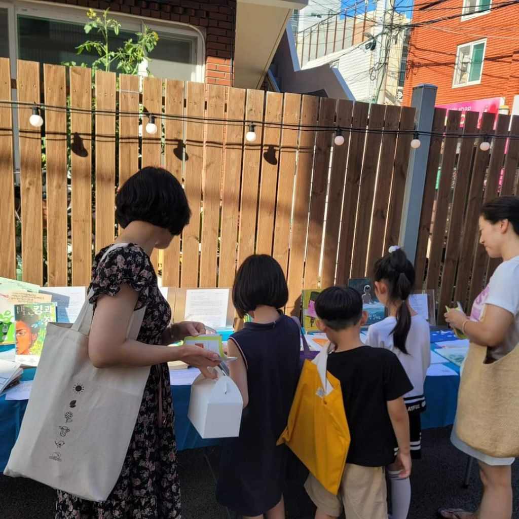 부산지회 책 전시 (주제: 인권)